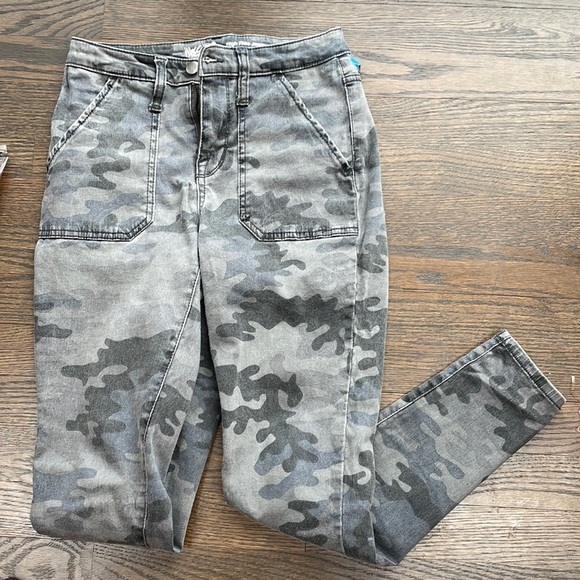Mossimo Supply Co. Pants - Cargo camo pants skinny high rise jegging